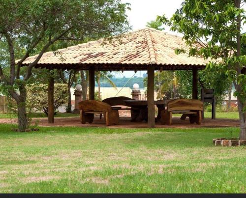 einen Pavillon mit einem Picknicktisch in einem Park in der Unterkunft Rancho condomínio Terras d barra 