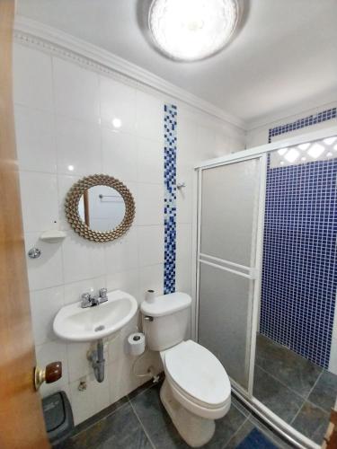 a bathroom with a toilet and a sink and a shower at Hotel Sierra Nevada B&B SAS in Valledupar