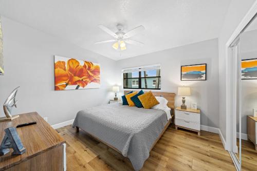a bedroom with a bed and a ceiling fan at Midtown Cottage - In the heart of Cocoa Beach in Cocoa Beach