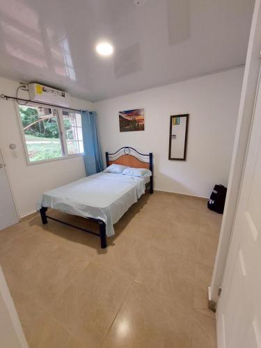 sypialnia z łóżkiem w pokoju z oknem w obiekcie Paradise Venao - Cañas w mieście Cañas