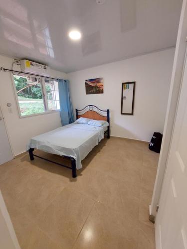 Un dormitorio con una cama en una habitación con ventana. en Paradise Venao - Cañas, en Cañas