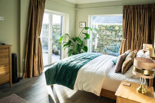 una camera con un letto e una grande finestra di New build eco house in walled garden, Rostrevor a Rostrevor