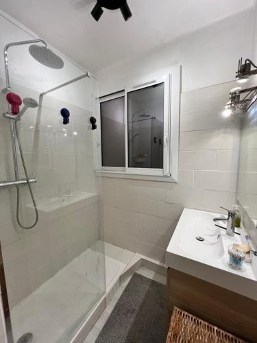 une salle de bain blanche avec une douche et un lavabo dans l'établissement Studio Climatisé Refait à neuf #16, à Toulon