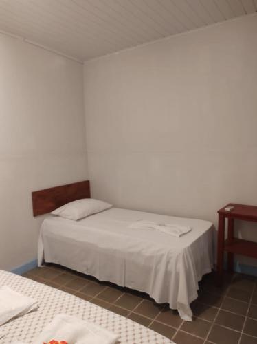 1 Schlafzimmer mit 2 Betten und einem Nachttisch in der Unterkunft Recanto das Estrelas in Marau