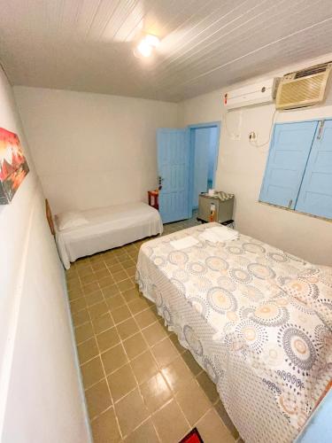 ein kleines Schlafzimmer mit einem Bett und einem Fenster in der Unterkunft Recanto das Estrelas in Marau