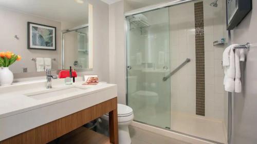 uma casa de banho com um chuveiro, um lavatório e um WC. em Hyatt Place San Juan em San Juan
