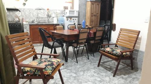 Casa amplia con pileta في فيلا باركيه سيكيمان: غرفة طعام مع طاولة وكراسي