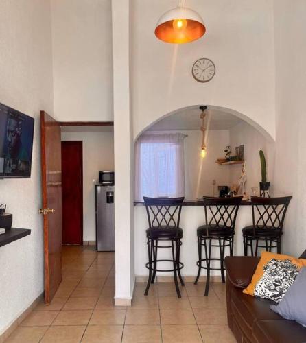 a living room with a kitchen with a table and chairs at Depto. equipado, Dos Habitaciones, Zona Céntrica in Tulancingo
