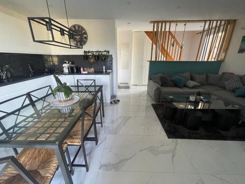 un salon avec un canapé et une table dans l'établissement Maison de campagne, à Tourrettes