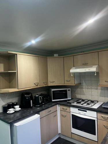Brades Rise House - 3 bedroom house with 2 toilets with a private garden photo 23