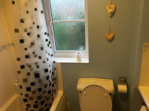 Brades Rise House - 3 bedroom house with 2 toilets with a private garden photo 22