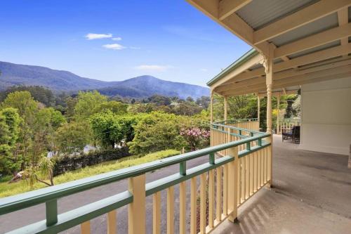 a balcony with a view of the mountains at Grand View with Spa & Sauna in Warburton