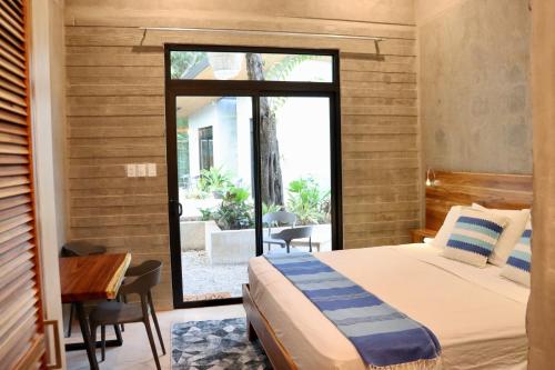 格蘭德沙灘的住宿－hotelitos dos hijas，一间卧室配有一张床、一张桌子和一张书桌