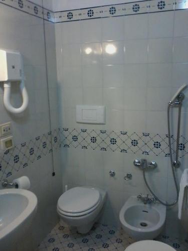 Ett badrum på Cisterna Nel Borgo