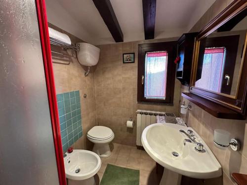 mała łazienka z umywalką i toaletą w obiekcie [FREE PARKING] La Bianca Neve Cottage w mieście Castel di Sangro