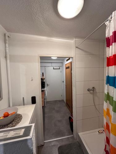 y baño con lavabo y ducha. en TIME OUT - 3 Zimmer Wohnung mitten in Plochingen en Plochingen