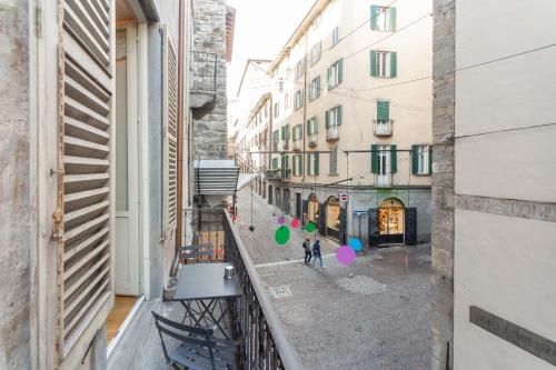 een balkon met uitzicht op de straat bij La Dimora dei Mercanti in Bergamo