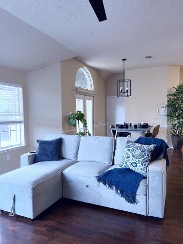 Un lugar para sentarse en Beautiful Backyard 4 Bd Vacation Home