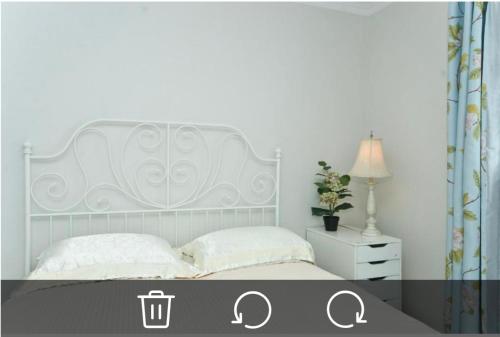 - une chambre blanche avec un lit blanc et une lampe dans l'établissement Comfort private house, à Markham