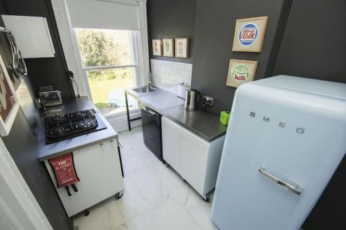 Una cocina o kitchenette en ArtHouse 2 - A Brighton Regency Flat