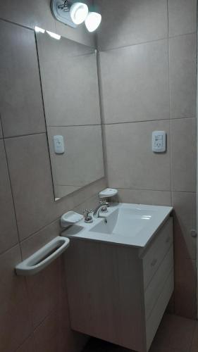 La salle de bains est pourvue d'un lavabo et d'un miroir. dans l'établissement Departamento Premium, à Tunuyán
