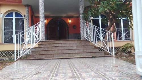 een huis met een trap naar de voordeur bij ESTRELLA LOUNGE in Benalmádena
