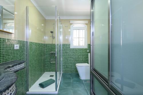ein Badezimmer mit Glasdusche und Toilette in der Unterkunft Beachside hideaway Gran Canaria in San Bartolomé de Tirajana