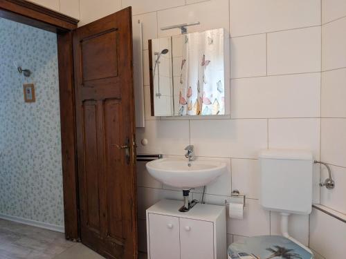 a bathroom with a sink and a toilet at Wohnung zum Wohlfühlen in zentraler Lage in Emmerthal