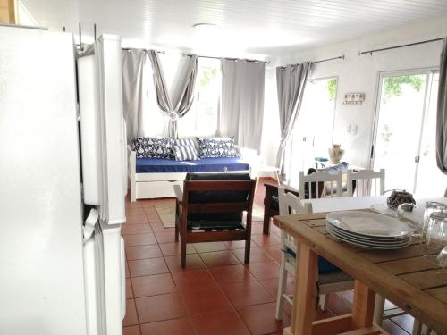 een woonkamer met een bed en een eettafel bij Balak in Punta del Este