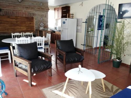 een woonkamer met 2 stoelen en een tafel bij Balak in Punta del Este