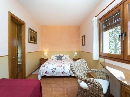 um quarto com uma cama e uma janela em House with garden, games area and shared pool em Montseny