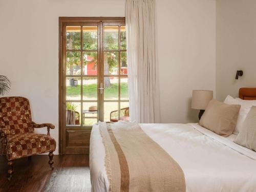 Postel nebo postele na pokoji v ubytování Grecotel LUXME Costa Botanica