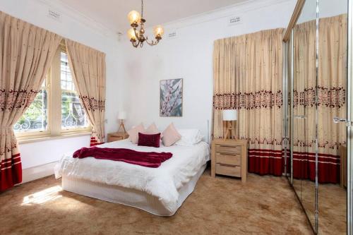 1 dormitorio con cama blanca y ventana en Timeless Beauty at Malvern Hill en Malvern