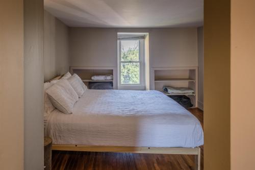 een slaapkamer met een groot bed en een raam bij Row House Loft in Downtown Harrisburg near Hershey in Harrisburg