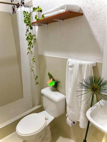 uma pequena casa de banho com WC e lavatório em Apartaestudio Zona Norte - Vipasa em Cali