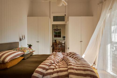 Cama o camas de una habitación en The Homestead at Ballandean Lodge