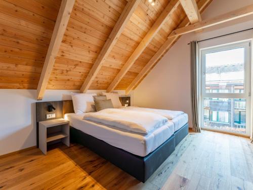 uma cama grande num quarto com tecto em madeira em Mountain Chalet Bakkershof em Sankt Lorenzen ob Murau