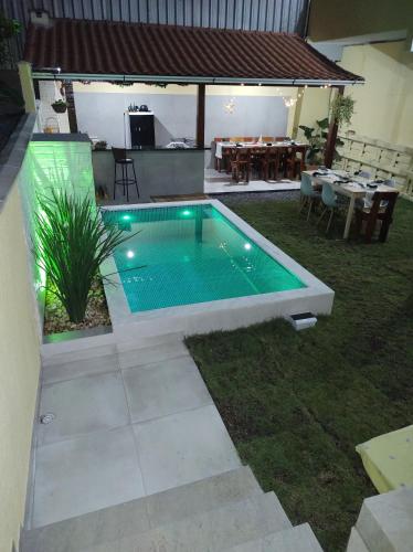 uma piscina no quintal de uma casa em Espaço Zoey em Búzios