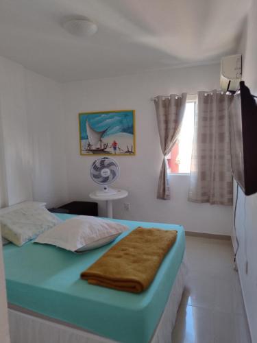 マセイオにあるTemporada em Maceióのベッドルーム1室(毛布付きのベッド1台付)