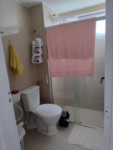 La salle de bains est pourvue d'une douche et de toilettes. dans l'établissement Temporada em Maceió, à Maceió