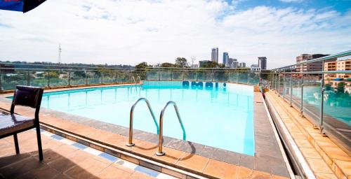 une piscine sur le toit d'un bâtiment dans l'établissement Luxurious suite apartment, à Nairobi