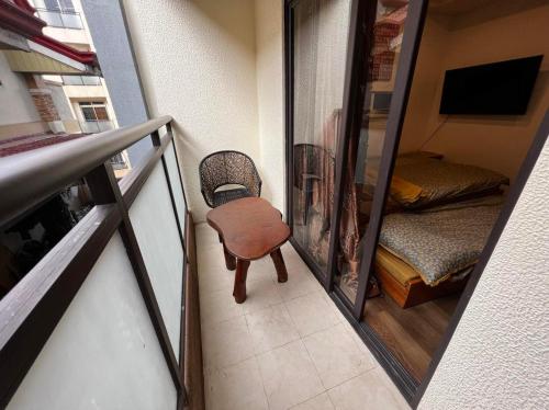 Habitación con espejo, silla y dormitorio. en Seth Room, en Baguio
