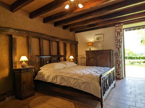 1 dormitorio con cama y ventana grande en Gîte Neuvy-Saint-Sépulchre, 4 pièces, 6 personnes - FR-1-591-420, en Neuvy-Saint-Sépulchre