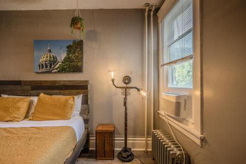 מיטה או מיטות בחדר ב-Riverfront Vintage Wonderland in Midtown Harrisburg near Hershey