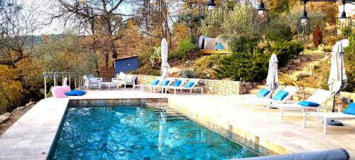 une piscine avec des chaises longues et une piscine dans l'établissement Villa in Provence near the Golf of Saint-Tropez, à La Motte