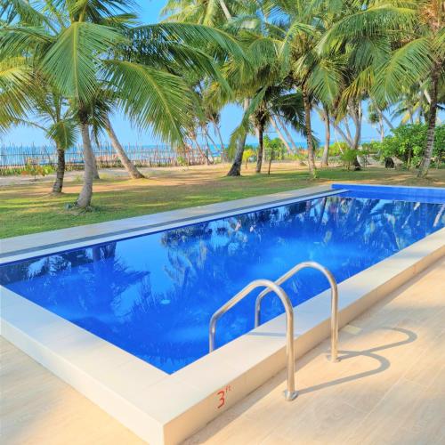 Bazén v ubytování Arhimser Villa-superb 4 bedroom beachfront BB for 8 in Ranna, Tangalle, pool, free pickup or drop off for 7 night stays arriving together, serviced, taxes included nebo v jeho okolí
