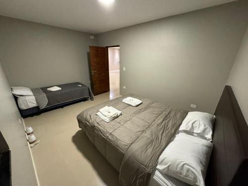 - une chambre avec un lit et 2 serviettes dans l'établissement Apart hotel JJ - a estrenar, à Paso de los Libres