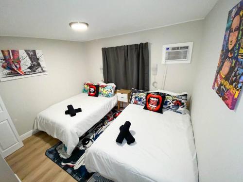 um quarto com duas camas com cruzes em Unique Miami Art Escape w/ HotTub, Arcade & Murals em Miami