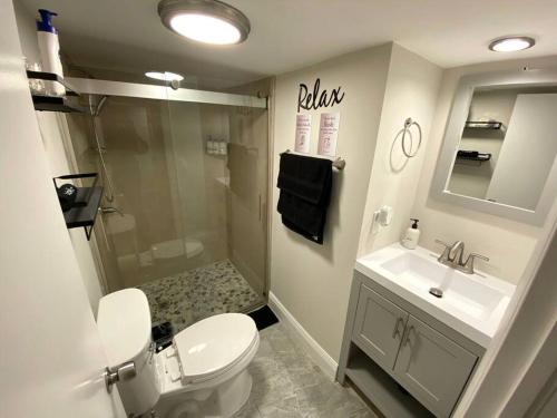 uma casa de banho com um WC, um lavatório e um chuveiro em Unique Miami Art Escape w/ HotTub, Arcade & Murals em Miami