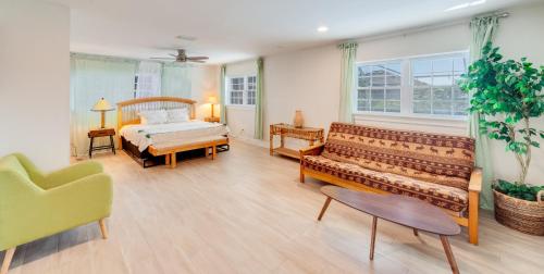 una sala de estar con un sofá y una cama en Modern Waterfront Pool Home with Direct Gulf Access, Pet Friendly!, en Cabo Coral